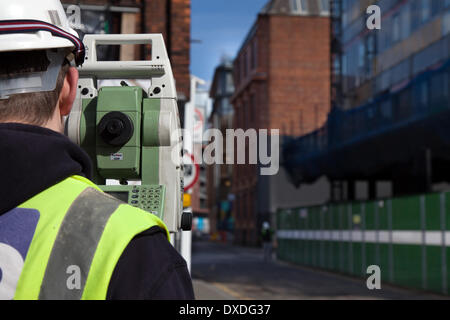 Manchester 7. März 2014. Dieses teilweise erbaute Gebäude an der Great Ancoats Street besteht aus einem 13-stöckigen Turm und zwei unteren Häusern und ist seit einigen Jahren auf Eis gelegt. Die Nuovo Apartments werden nun Teil eines umfassenderen Sanierungsprogramms für das Gebiet Ancoats sein und 166 hochwertige Wohnungen bieten, von denen 40 erschwingliche Wohnungen sein werden, sowie Gewerbeflächen im Erdgeschoss. Stockfoto