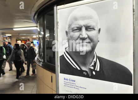 Leicester Square Station, London, UK. 24. März 2014. Abend-Pendler übergeben ein Poster von der späten Bob Crow Generalsekretär der RMT-Union in Leicester Square Station. Bildnachweis: Matthew Chattle/Alamy Live-Nachrichten Stockfoto