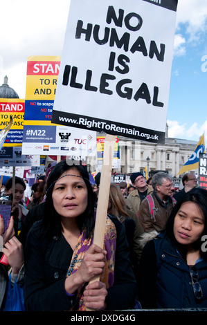 Am UN-Antirassismus-Tag marschieren Tausende in London EU Aktionstag gegen Rassismus und Sündenböcken der Einwanderer. Stockfoto