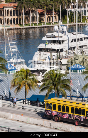 Sun-Trolley Intracoastal Wasser-Strasse überqueren der Las Olas Boulevard Brücke, Fort Lauderdale, FL, USA Stockfoto