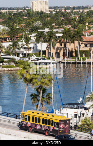 Sun-Trolley Intracoastal Wasser-Strasse überqueren der Las Olas Boulevard Brücke, Fort Lauderdale, FL, USA Stockfoto