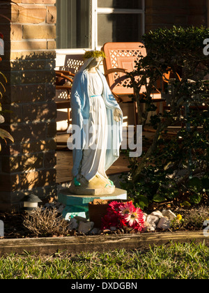 Jungfrau Maria Rasen und Garten Statue, katholischen Heim, USA Stockfoto