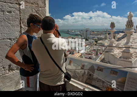 Panoramablick vom West-Turm der Kathedrale des 18. Jahrhunderts, Cádiz, Region Andalusien, Spanien, Europa Stockfoto