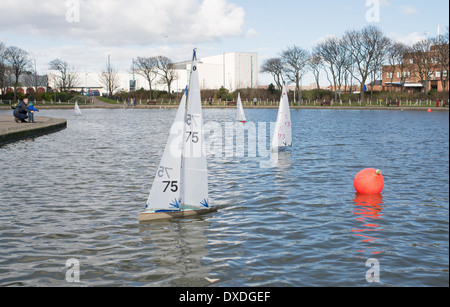 Modell RC Yachten South Shields Süden Marinepark Nord-Ost England UK März 2014 Stockfoto