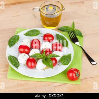 Caprese-Salat-Platte auf Holztisch Stockfoto