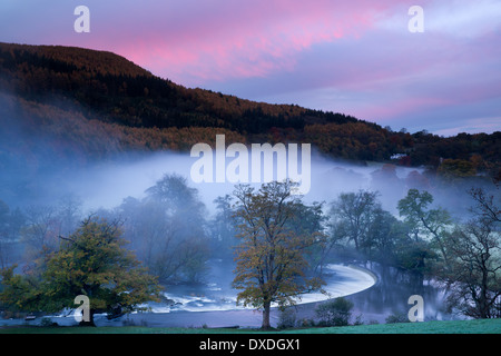 Herbstfärbung und Nebel im Tal Dee (Dyffryn Dyfrdwy) am Horseshoe Falls in der Nähe von Llangollen, Denbighshire, Wales Stockfoto