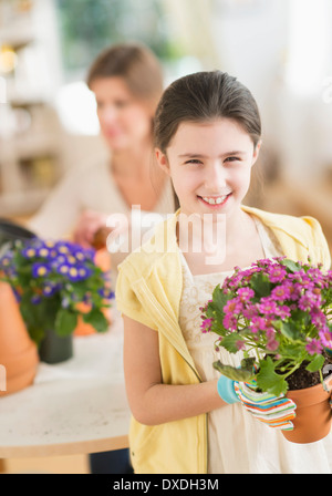 Mädchen (8-9) und Mutter Blumen Blumenerde Stockfoto