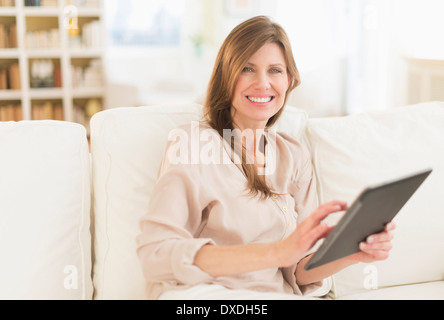 Porträt Frau mit TabletPC Stockfoto