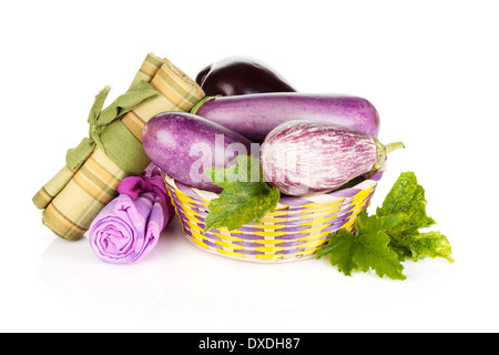 Frische reife Auberginen in Korb. Isoliert auf weißem Hintergrund Stockfoto