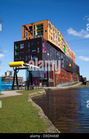 Seltsames Landmark-Gebäude in Manchester, Großbritannien. März 2014. „Chips Building“ der Mittelpunkt des Booms der Marina in der Nähe der Islington Wharf, ISIS Waterside Regeneration – ein Joint Venture zwischen Muse Developments und dem Canal & River Trust, einem Wohngebiet am Ashton Canal, Teil der New Islington, New East Manchester Area. „CHIPS“ die erste, preisgekrönte Phase des Programms wurde 2008 abgeschlossen und ist nun vollständig belegt. ISIS erhielt im November 2012 die Plangenehmigung für die zweite Phase der Entwicklung, Islington Wharf Mews, und der Bau wurde nun begonnen. Stockfoto