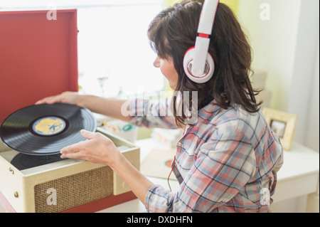 Frau anhören von Musik auf antike Plattenspieler Stockfoto