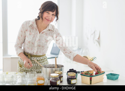 Frau macht bewahrt in Küche Stockfoto