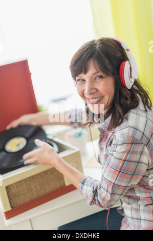 Frau anhören von Musik auf antike Plattenspieler Stockfoto