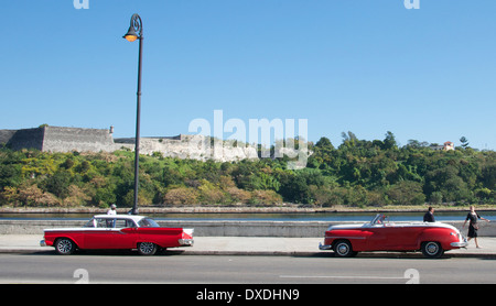 Zwei wiederhergestellt amerikanische Autos Alt-Havanna Kuba Stockfoto