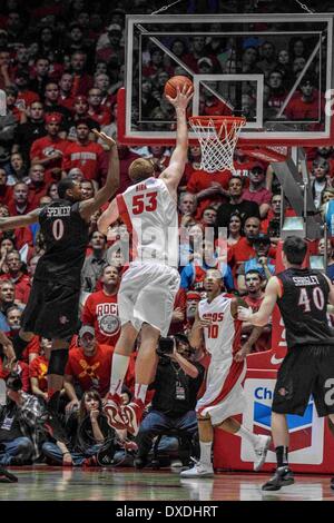22. Februar 2014: New Mexico Lobos Zentrum Alex Kirk #53 in Aktion bei den NCAA-Basketball-Spiel zwischen San Diego State Aztecs und Universität New Mexico Lobos an der Grube in Albuquerque, New Mexico. Kredit Bildmedien © Lou Novick/Cal Sport Stockfoto