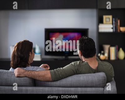 Rückansicht des Paares vor dem Fernseher Stockfoto