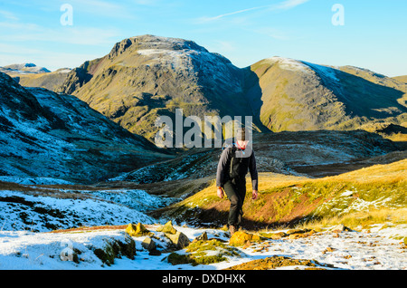 Walker, Klettern, Esk Hause im Lake District mit großen Giebel hinter und kleineren grünen Giebel rechts Stockfoto