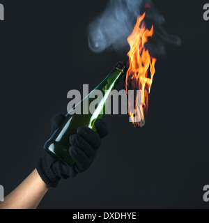 Molotov-Cocktail in der aktivistischen hand Stockfoto