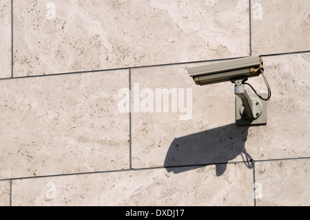 Nahaufnahme des Überwachungs-Kamera montiert auf Steinwand, Berlin, Deutschland Stockfoto