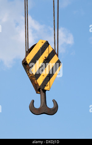 Haken und Umlenkrolle gegen blauen Himmel, Berlin, Deutschland Stockfoto