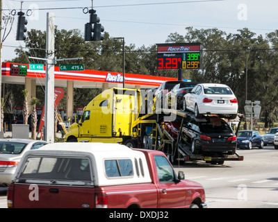 Gelbes Auto Transporter LKW auf City Street, USA Stockfoto