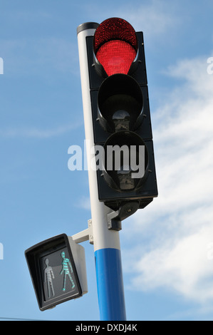 Nahaufnahme der Ampel mit Bremslicht und zu Fuß Stockfoto