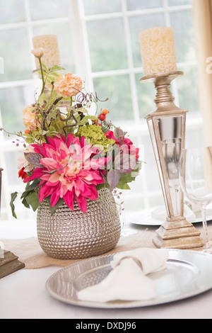 Elegante Tischdekoration bei Hochzeit Veranstaltung mit Platte Ladegerät und Serviette Stockfoto