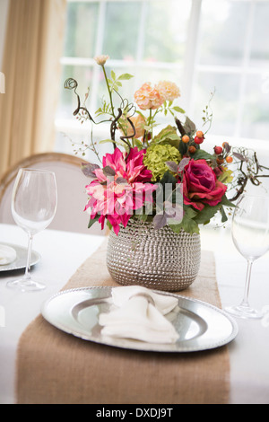 Elegante Tischdekoration bei Hochzeit Veranstaltung mit Platte Ladegerät und Serviette Stockfoto