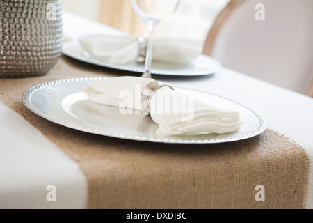 Elegante Tischdekoration bei Hochzeit Veranstaltung mit Platte Ladegerät und Serviette Stockfoto