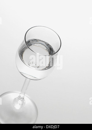 Glas Grappa auf weißem Hintergrund, Studioaufnahme Stockfoto