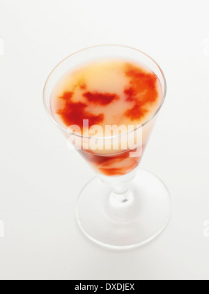 Glas Kirsch und Bananensaft, Studioaufnahme Stockfoto