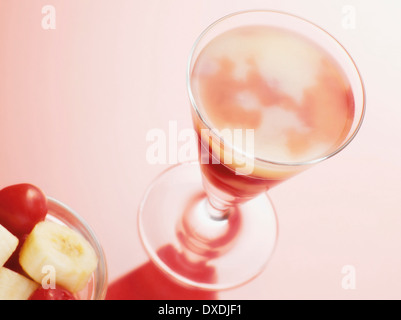 Glas Kirsch und Bananensaft, Studioaufnahme Stockfoto