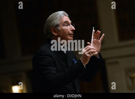 Prag, Tschechische Republik. 24. März 2014. Das San Francisco Symphony Orchestra unter der Leitung von Michael Tilson Thomas führen ein außergewöhnliches Konzert in der 69. Musikfestival Prager Frühling in Prag, Tschechische Republik, 24. März 2014. Das Festival startet am 12. Mai. Bildnachweis: Katerina Sulova/CTK Foto/Alamy Live-Nachrichten Stockfoto