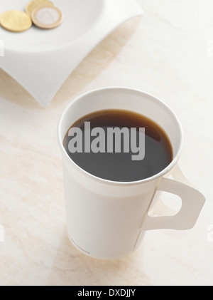 Schwarzer Kaffee im Pappbecher mit Griff, Studioaufnahme Stockfoto