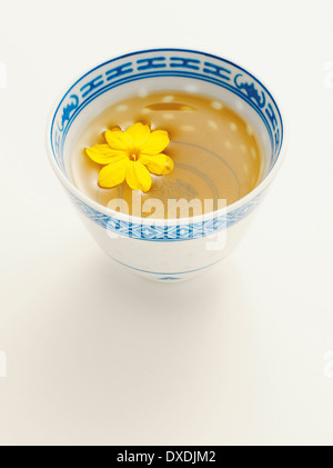 Chinesische Tasse Jasmintee mit Blüten, Studioaufnahme Stockfoto