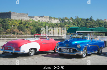 Zwei wiederhergestellt amerikanische Oldtimer Alt-Havanna Kuba Stockfoto