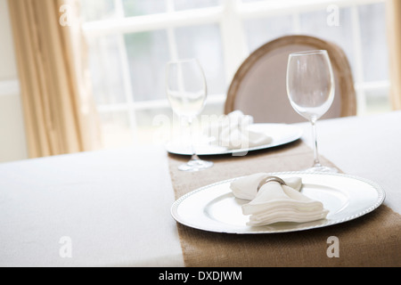 Einfache und elegante Gedeck für zwei Personen mit Platte Ladegerät und Serviette Stockfoto