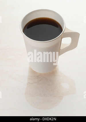 Schwarzer Kaffee im Pappbecher, Studioaufnahme Stockfoto