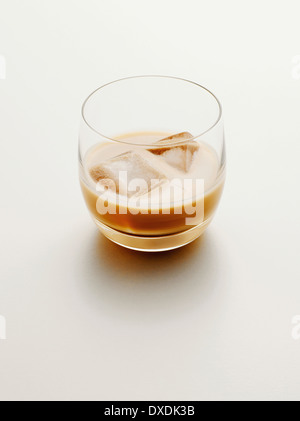 Glas Sahnelikör mit Eis, Studioaufnahme Stockfoto