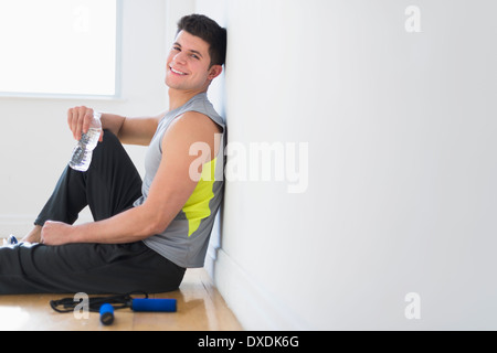 Junger Mann im Fitnessstudio Stockfoto