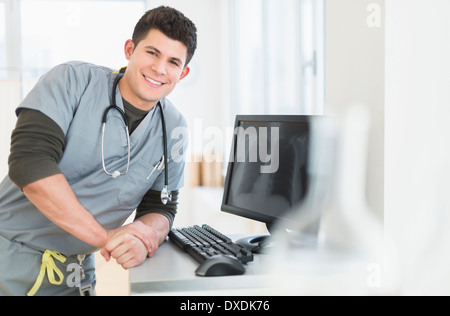 Junger Mann mit Stethoskop Stockfoto