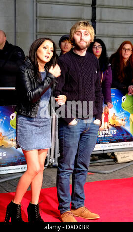 Mayfair, London, UK. 24. März 2014. James Buckley und Frau. Die Stars der Muppets 'Most Wanted' Ankunft im Curzon Kino in Mayfair für screening-VIP. Bildnachweis: Rachel Megawhat/Alamy Live-Nachrichten Stockfoto