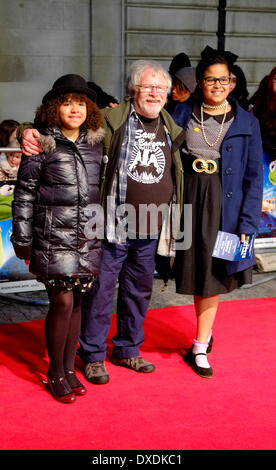 Mayfair, London, UK. 24. März 2014. Bill Oddie und Töchter. Die Stars der Muppets 'Most Wanted' Ankunft im Curzon Kino in Mayfair für screening-VIP. Bildnachweis: Rachel Megawhat/Alamy Live-Nachrichten Stockfoto