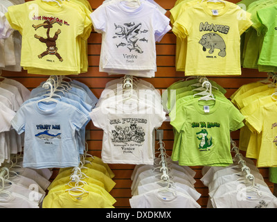 Souvenir T-shirts hängen in Venice, Florida-Shop Stockfoto