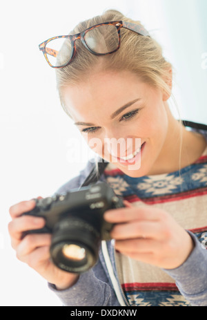 Frau unter Bild mit Vintage-Kamera Stockfoto