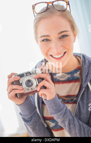 Porträt der Frau mit Vintage-Kamera Stockfoto