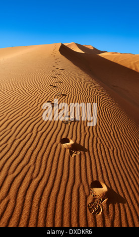 Fuß tritt in den Sahara-Dünen von Erg Chebbi, Marokko, Afrika Stockfoto