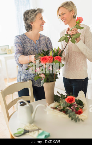 Zwei Frauen, die Vermittlung von Strauß Stockfoto