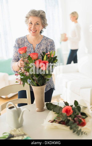 Frau, die Vermittlung von Strauß Stockfoto