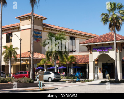 Malerische Straßenszene, Tan Stuck spanischen Gebäuden und Palmen, die Innenstadt von Venice, FL, USA Stockfoto